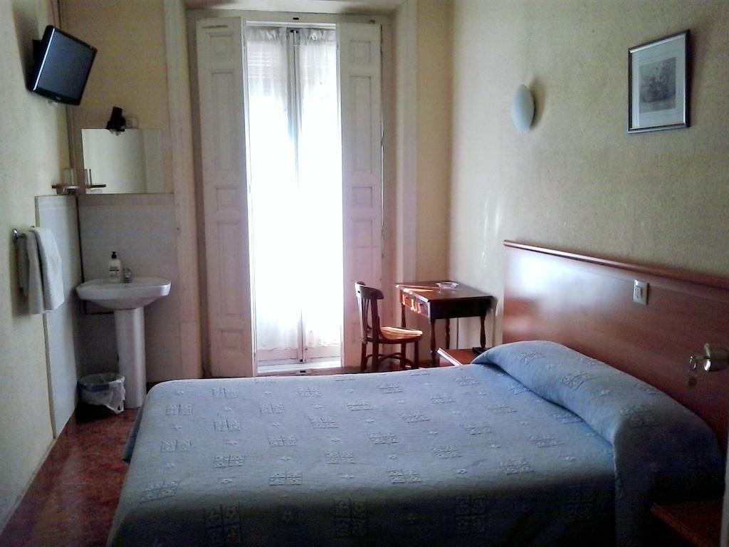 Hostal Alonso Hotel Madrid Room photo